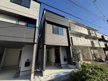 【神奈川県/鎌倉市大船】鎌倉市大船4丁目新築戸建　3号棟/全3棟 外観：3号棟/全3棟（写真中央）