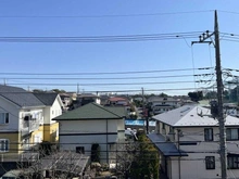 【神奈川県/横浜市都筑区見花山】横浜市都筑区見花山　中古戸建て 眺望：南ひな壇のため開放感があり、抜け感のある眺望です