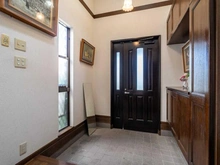 【神奈川県/横浜市都筑区見花山】横浜市都筑区見花山　中古戸建て 玄関：吹抜になっており光が差し込む設計になっているため明るい玄関ホールとなっております