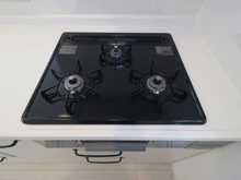 【神奈川県/横浜市緑区北八朔町】横浜市緑区北八朔町　新築戸建　A棟（全3棟） キッチン：3口ガスコンロ