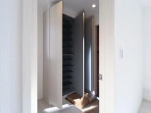 【神奈川県/横浜市緑区北八朔町】横浜市緑区北八朔町　新築戸建　A棟（全3棟） 玄関：下足入れ