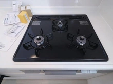 【神奈川県/横浜市緑区北八朔町】横浜市緑区北八朔町　新築戸建　B棟（全3棟） キッチン：3口ガスコンロ