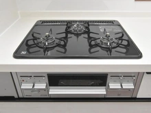 【神奈川県/川崎市宮前区東有馬】宮前区東有馬3丁目　新築戸建て キッチン：三口ガスコンロ