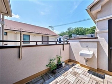 【東京都/稲城市坂浜】プラウドシーズン稲城若葉台 バルコニー：スロップシンク付き　デッキは売主様が設置