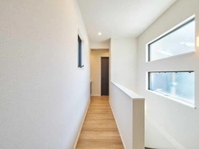 【東京都/稲城市坂浜】プラウドシーズン稲城若葉台 廊下：採光の取れる設計