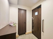 【東京都/稲城市坂浜】プラウドシーズン稲城若葉台 玄関：収納あり