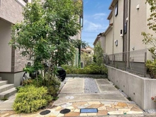 【東京都/稲城市坂浜】プラウドシーズン稲城若葉台 駐車場：前面道路広めで駐車ラクラク