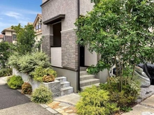 【東京都/稲城市坂浜】プラウドシーズン稲城若葉台 アプローチ：プライバシー性に配慮した前たてのある玄関