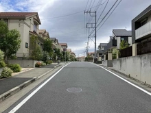 【東京都/稲城市坂浜】プラウドシーズン稲城若葉台 前面道路：左手前が物件