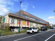 【東京都/稲城市坂浜】プラウドシーズン稲城若葉台 SOCOLA若葉台（現地より約300m）：スーパー、薬局、郵便局、ユニクロ、100円ショップなど利用可能
