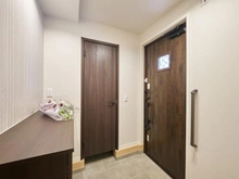 【東京都/稲城市坂浜】プラウドシーズン稲城若葉台 玄関：収納あり