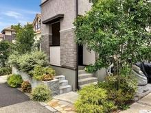 【東京都/稲城市坂浜】プラウドシーズン稲城若葉台 アプローチ：プライバシー性に配慮した前たてのある玄関