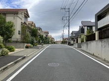 【東京都/稲城市坂浜】プラウドシーズン稲城若葉台 前面道路：左手前が物件
