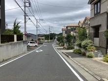 【東京都/稲城市坂浜】プラウドシーズン稲城若葉台 前面道路：右が物件