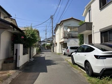 【東京都/小金井市本町】小金井市本町3丁目　中古戸建 前面道路：右側が対象不動産