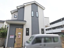 【東京都/東久留米市神宝町】東久留米市神宝町2丁目（A号棟）　新築戸建 建築中の外観：全2棟　写真中央