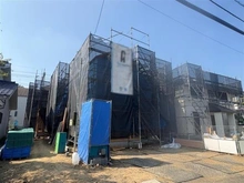 【東京都/八王子市長沼町】八王子市長沼町　新築戸建　1号棟 建築中の外観：全２棟現場（写真中央）