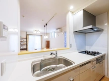 【東京都/杉並区高井戸東】グローイングスクエア浜田山グレースアベニュー キッチン：リビングを見渡せるカウンターキッチン