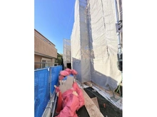 【東京都/杉並区和泉】杉並区和泉3丁目　新築戸建　2号棟 建築中の外観：全2区画・左側