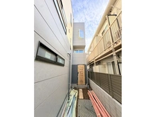 【東京都/杉並区阿佐谷北】杉並区阿佐谷北4丁目　新築戸建　B区画 建築中の外観：全2区画・右側