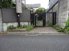 【東京都/武蔵野市吉祥寺東町】武蔵野市吉祥寺東1丁目　戸建て 外観：敷地延長の為、物件の門