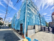 【東京都/杉並区本天沼】杉並区本天沼2丁目新築戸建　A号棟 建築中の外観：全4棟 A号棟 写真中央