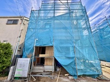【東京都/杉並区本天沼】杉並区本天沼2丁目新築戸建　B号棟 建築中の外観：全4棟 B号棟 写真中央