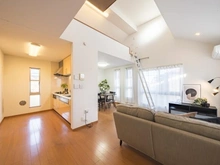 【東京都/杉並区井草】杉並区井草1丁目　中古戸建 LDK：勾配天井の16.8帖