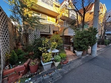 【東京都/杉並区阿佐谷南】杉並区阿佐谷南1丁目　中古戸建 アプローチ：全6棟　対象不動産：写真左端