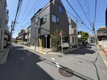 【東京都/目黒区中央町】目黒区中央町1丁目　中古戸建 前面道路：南東側（写真左）・北東側（写真右）