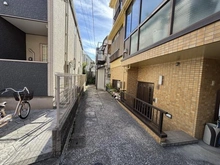 【東京都/目黒区中央町】目黒区中央町1丁目　中古戸建 前面道路：建築基準法上道路に接道していないため再建築不可