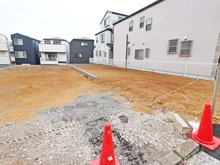 【神奈川県/横浜市鶴見区東寺尾】横浜市鶴見区東寺尾1丁目　新築戸建4号棟 建築中の外観：全4棟　右手奥側