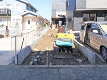 【神奈川県/横浜市青葉区つつじが丘】横浜市青葉区つつじが丘　新築戸建2号棟 建築中の外観：全2棟／奥側