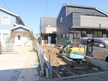 【神奈川県/横浜市青葉区つつじが丘】横浜市青葉区つつじが丘　新築戸建2号棟 建築中の外観：全2棟／奥側