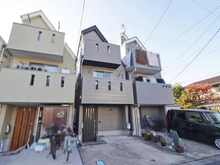 【東京都/世田谷区千歳台】世田谷区千歳台5丁目　中古戸建 外観：中央が対象物件です