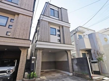 【東京都/世田谷区南烏山】世田谷区南烏山1丁目　中古戸建 外観：中央が対象物件です