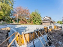 【東京都/練馬区大泉町】練馬区大泉町1丁目　新築戸建A号棟（全2棟） 建築中の外観：【全2棟】手前側