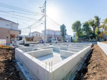 【東京都/練馬区大泉町】練馬区大泉町1丁目　新築戸建B号棟（全2棟） 建築中の外観：【全2棟】手前側