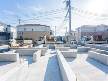 【東京都/練馬区大泉町】練馬区大泉町1丁目　新築戸建B号棟（全2棟） 建築中の外観：【全2棟】手前側