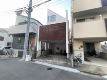 【東京都/目黒区大岡山】目黒区大岡山1丁目　中古戸建 外観：カースペースがある一戸建て