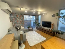 【東京都/目黒区大岡山】目黒区大岡山1丁目　中古戸建 リビング・ダイニング：窓が多いリビングは自然の光を取り込みます。