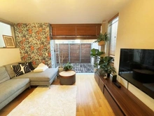 【東京都/目黒区大岡山】目黒区大岡山1丁目　中古戸建 リビング・ダイニング：バルコニーとの段差がないため、バルコニーとのつながりを感じられる空間