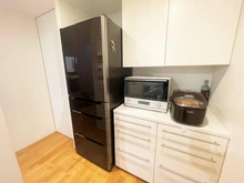 【東京都/目黒区大岡山】目黒区大岡山1丁目　中古戸建 キッチン：白を基調としたシンプルな配色のキッチン横収納