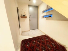 【東京都/目黒区大岡山】目黒区大岡山1丁目　中古戸建 玄関：アクセント窓を配した玄関空間