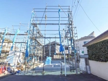 【東京都/狛江市中和泉】狛江市中和泉PJ　2号棟 建築中の外観：全2棟：右側