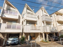 【東京都/世田谷区下馬】世田谷区下馬1丁目中古戸建 外観：写真中央(左から2番目）