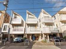 【東京都/世田谷区下馬】世田谷区下馬1丁目中古戸建 外観：写真中央(左から2番目）