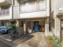 【東京都/世田谷区下馬】世田谷区下馬1丁目中古戸建 外観：カースペースございます（車種による）