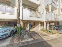 【東京都/世田谷区下馬】世田谷区下馬1丁目中古戸建 外観：前面道路の幅員約8.0mでゆとりが取れております