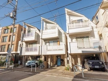 【東京都/世田谷区下馬】世田谷区下馬1丁目中古戸建 外観：写真中央（白色の建物左から2番目）